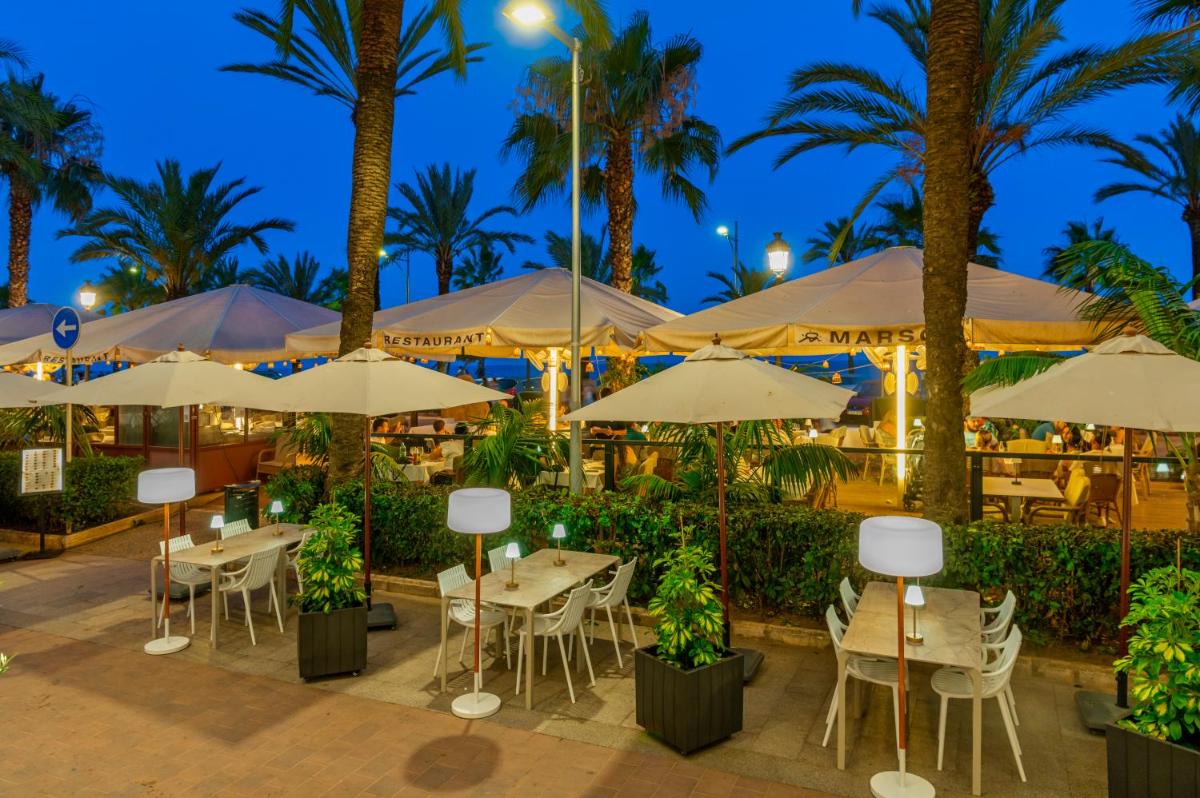 Un restaurante o sitio para comer en Hotel Marsol