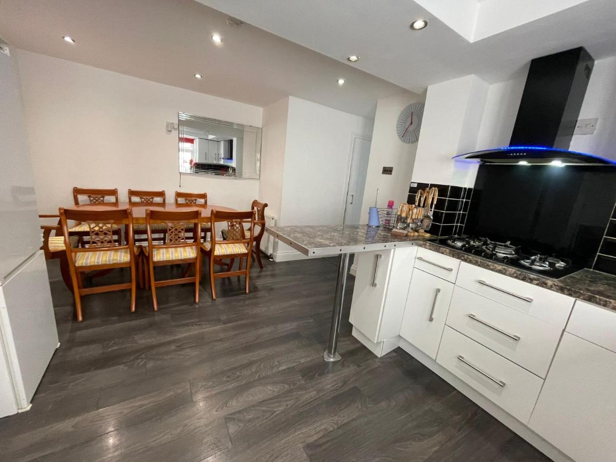 4 Bedroom house 10 mins walk to the beach and less than a mile from Bournemouth main station - Housity