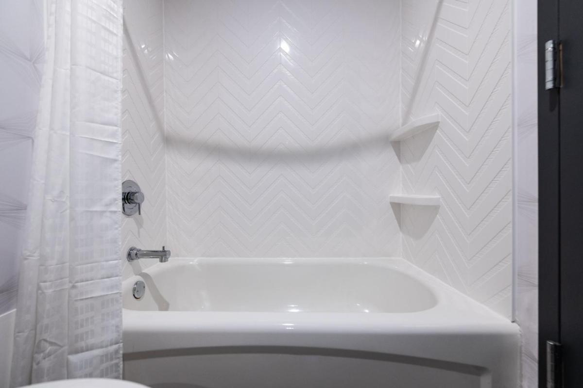 Holiday Inn Newark International Airport - Housity