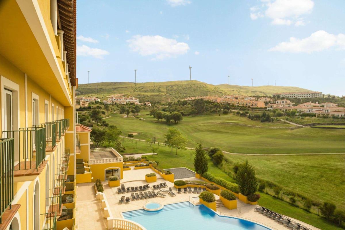 uma vista do campo de golfe da varanda de um hotel em Dolce CampoReal Lisboa em Turcifal