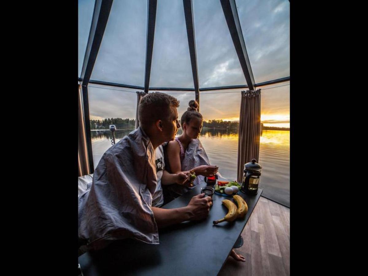 Glass Room lake view Luxury getaway for two - wild nature experience in Sweden - Housity