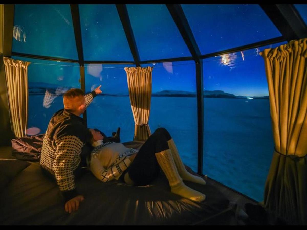 Glass Room lake view Luxury getaway for two - wild nature experience in Sweden - Housity