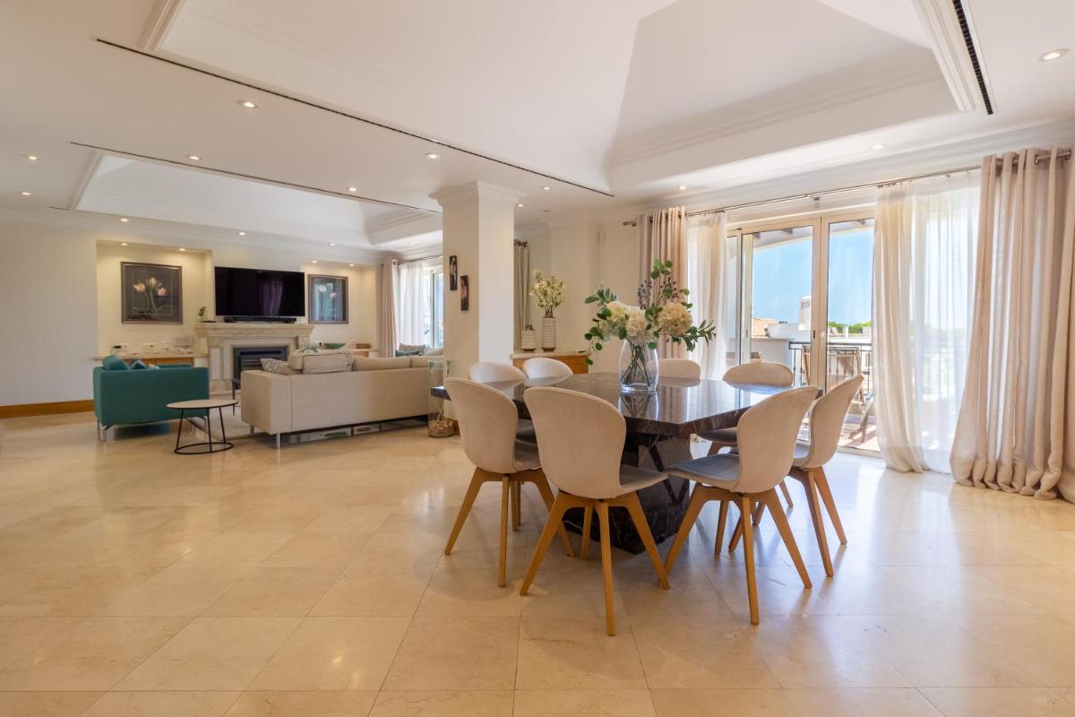 Uma televisão e/ou sistema de entretenimento em Dunas Douradas Beach Club