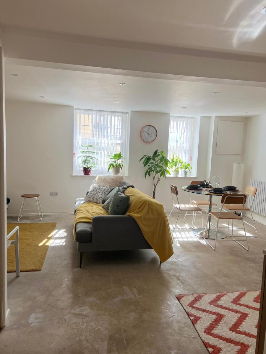 Stylish newly renovated beachfront getaway Margate - Housity