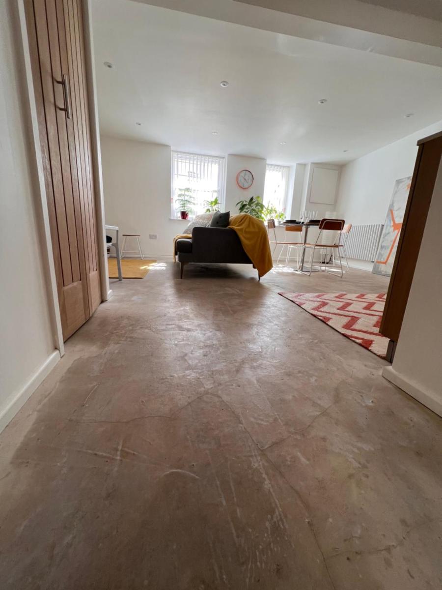 Stylish newly renovated beachfront getaway Margate - Housity