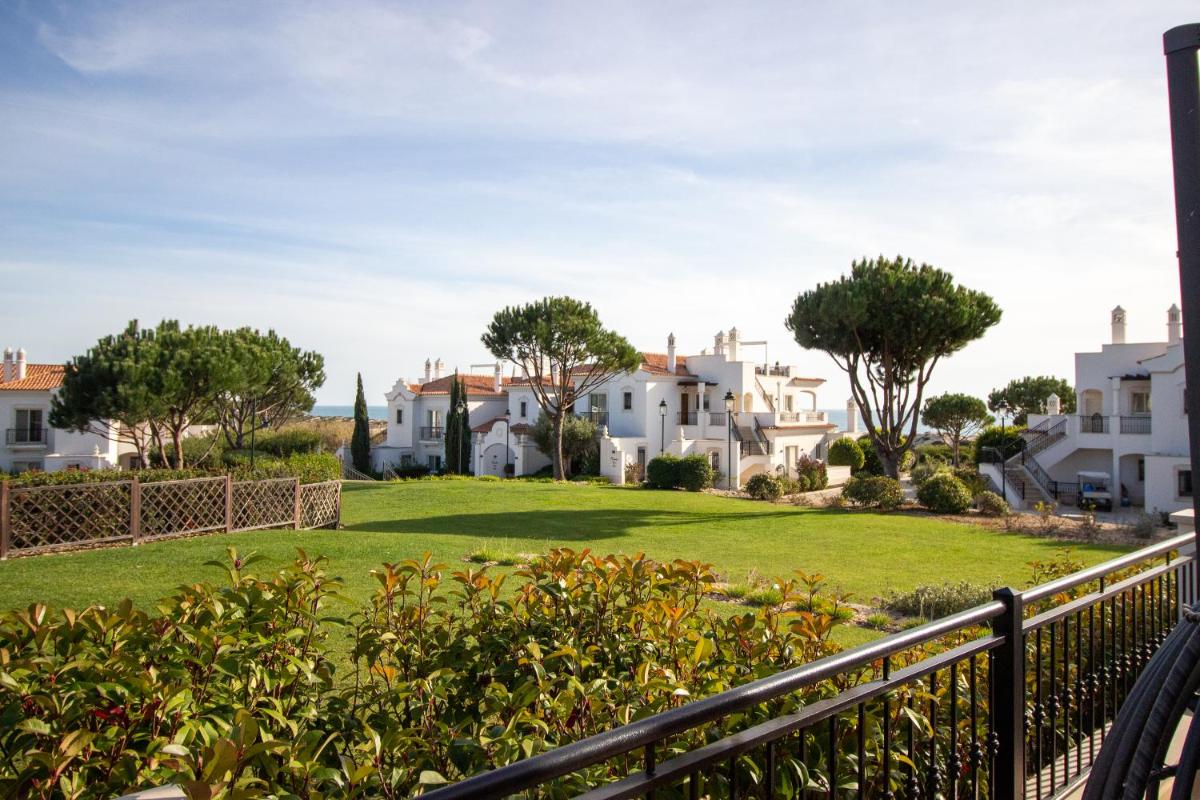 Um jardim no exterior de Dunas Douradas Beach Club