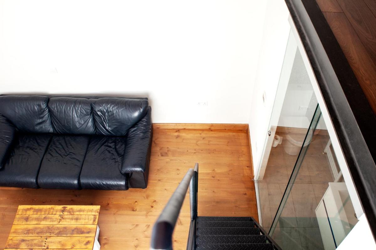 MeMeraki Artist Residency - Housity