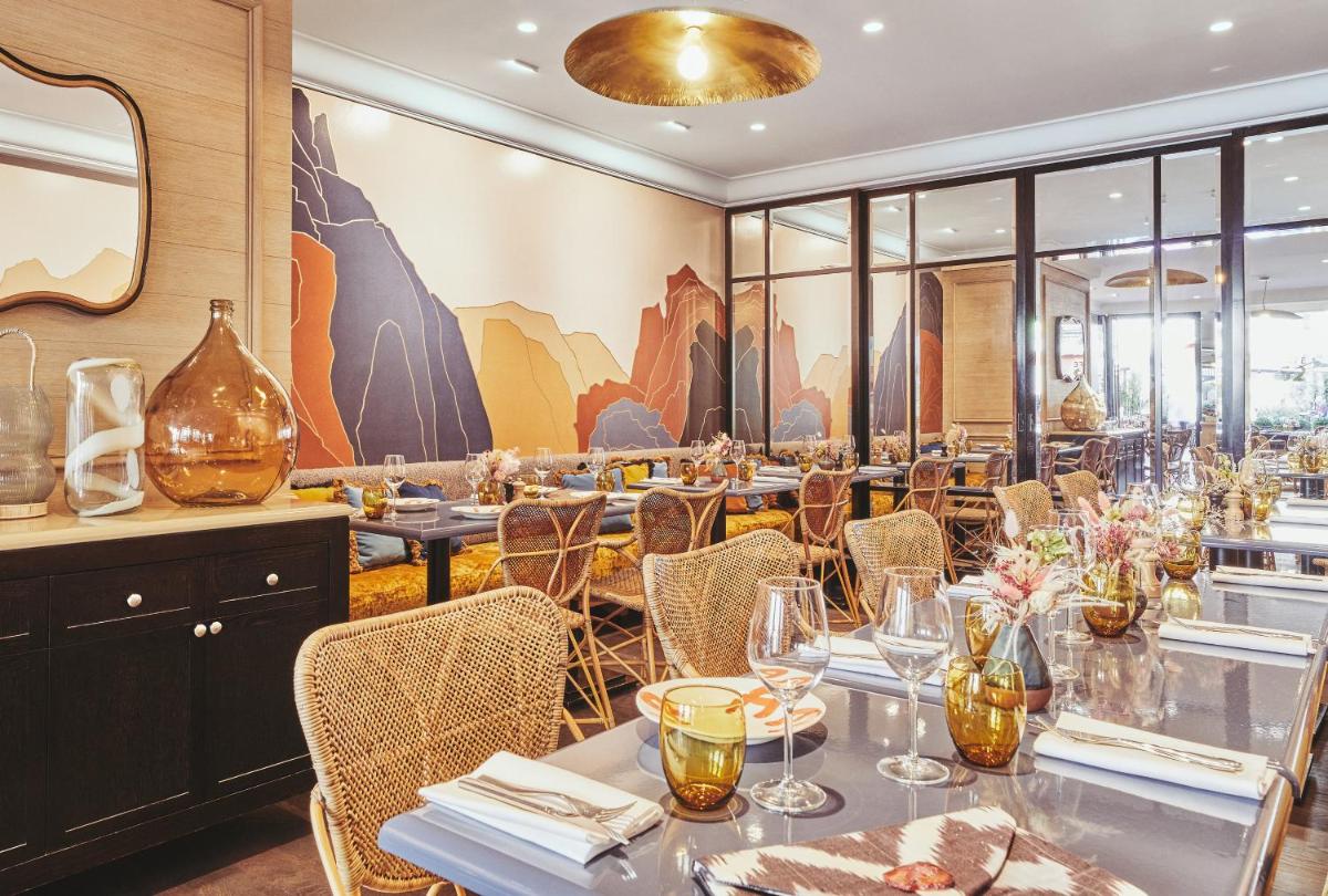 Restaurant ou autre lieu de restauration dans l'établissement Grand Hôtel Du Palais Royal
