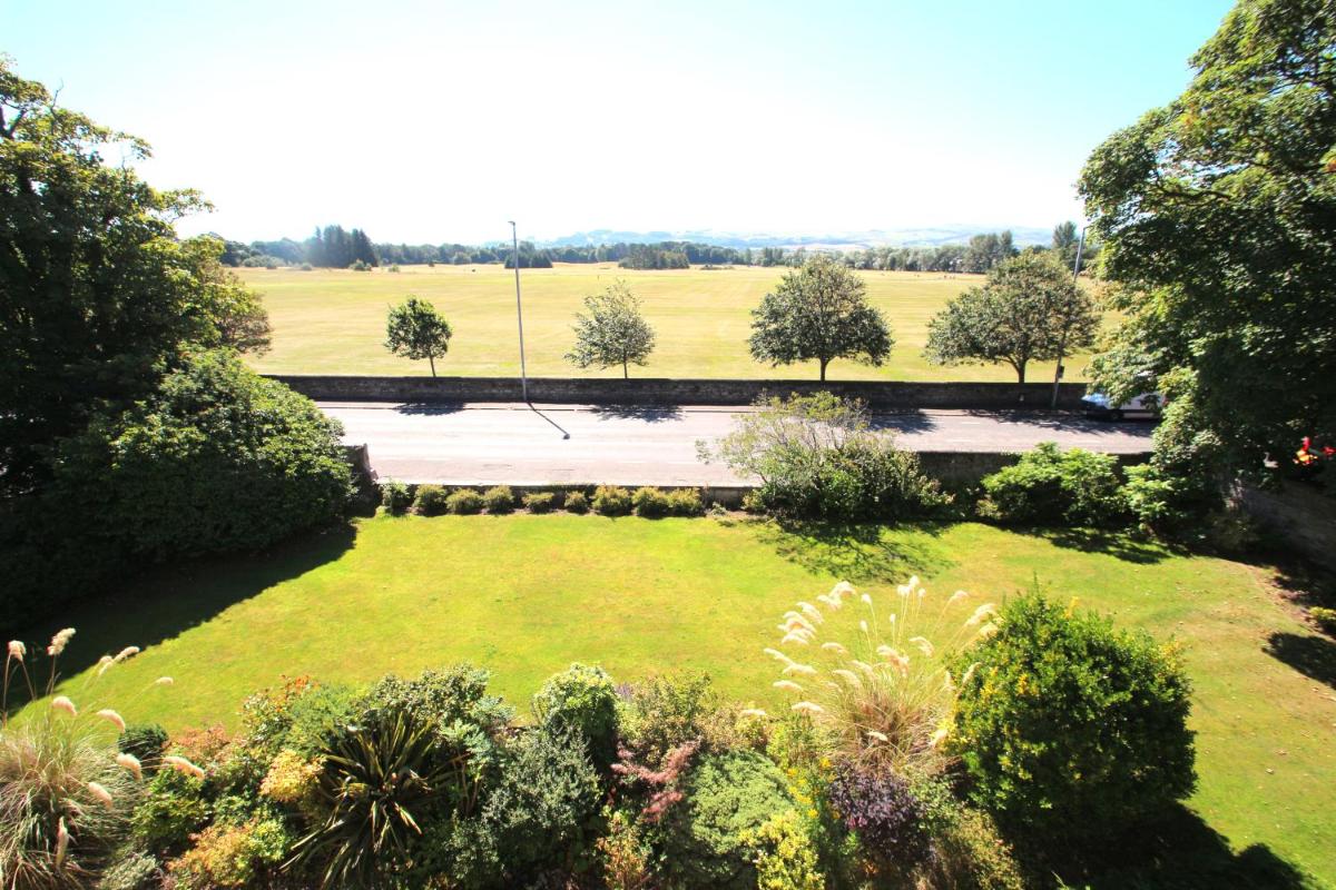 Beautiful traditional apartment close to beach & golf, stunning views & free off-street parking - Housity