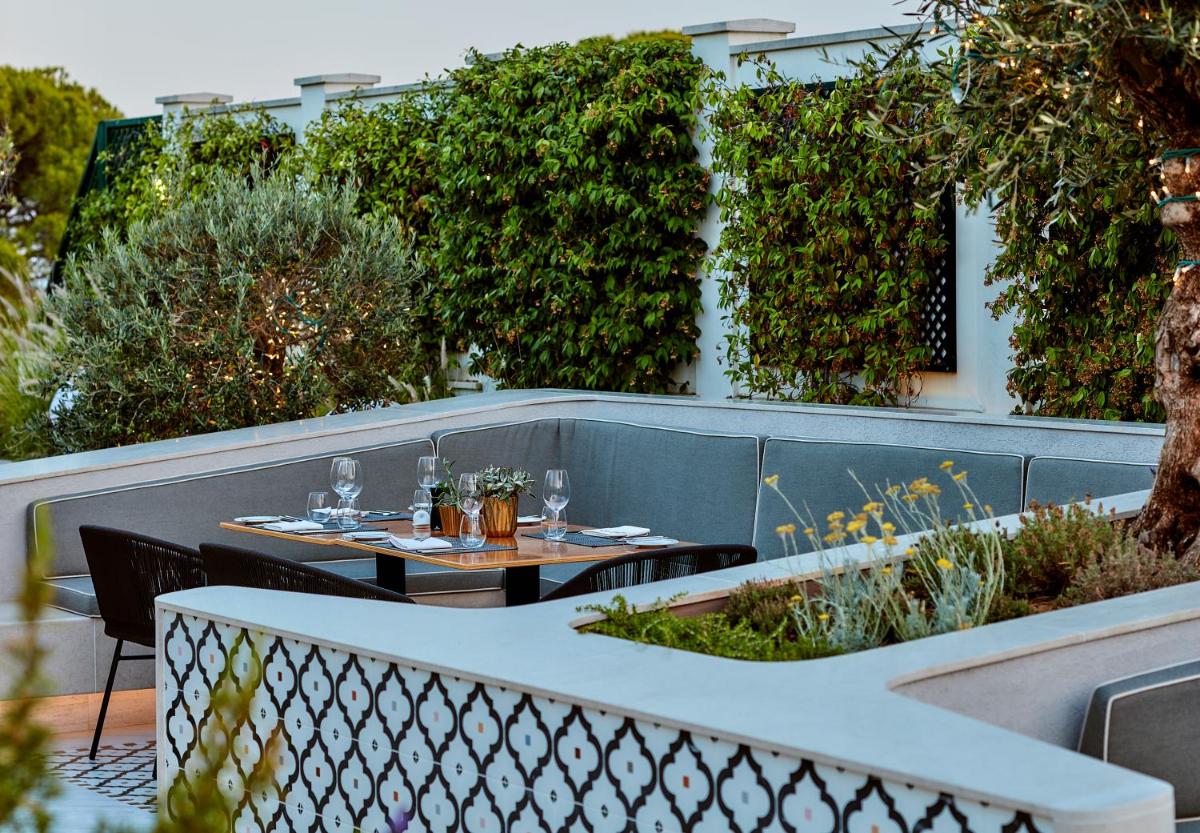 Um jardim no exterior de Dunas Douradas Beach Club