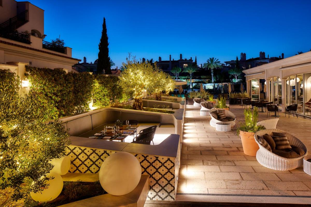 Um jardim no exterior de Dunas Douradas Beach Club