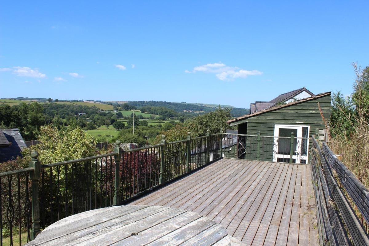 Poplar Lodge, Dee Valley Stays - cosy microlodge with detached private shower & WC - Housity