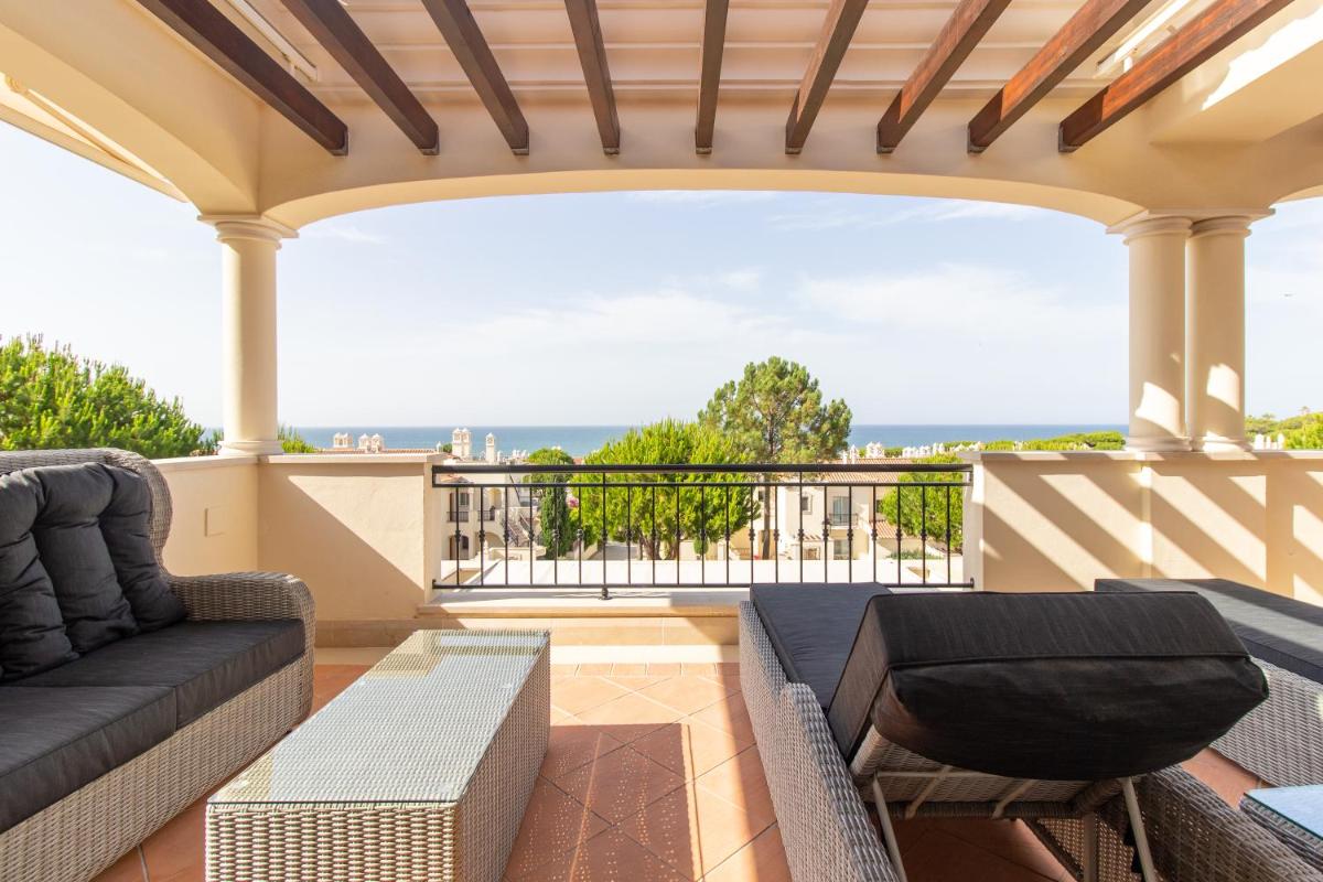 Uma varanda ou terraço em Dunas Douradas Beach Club