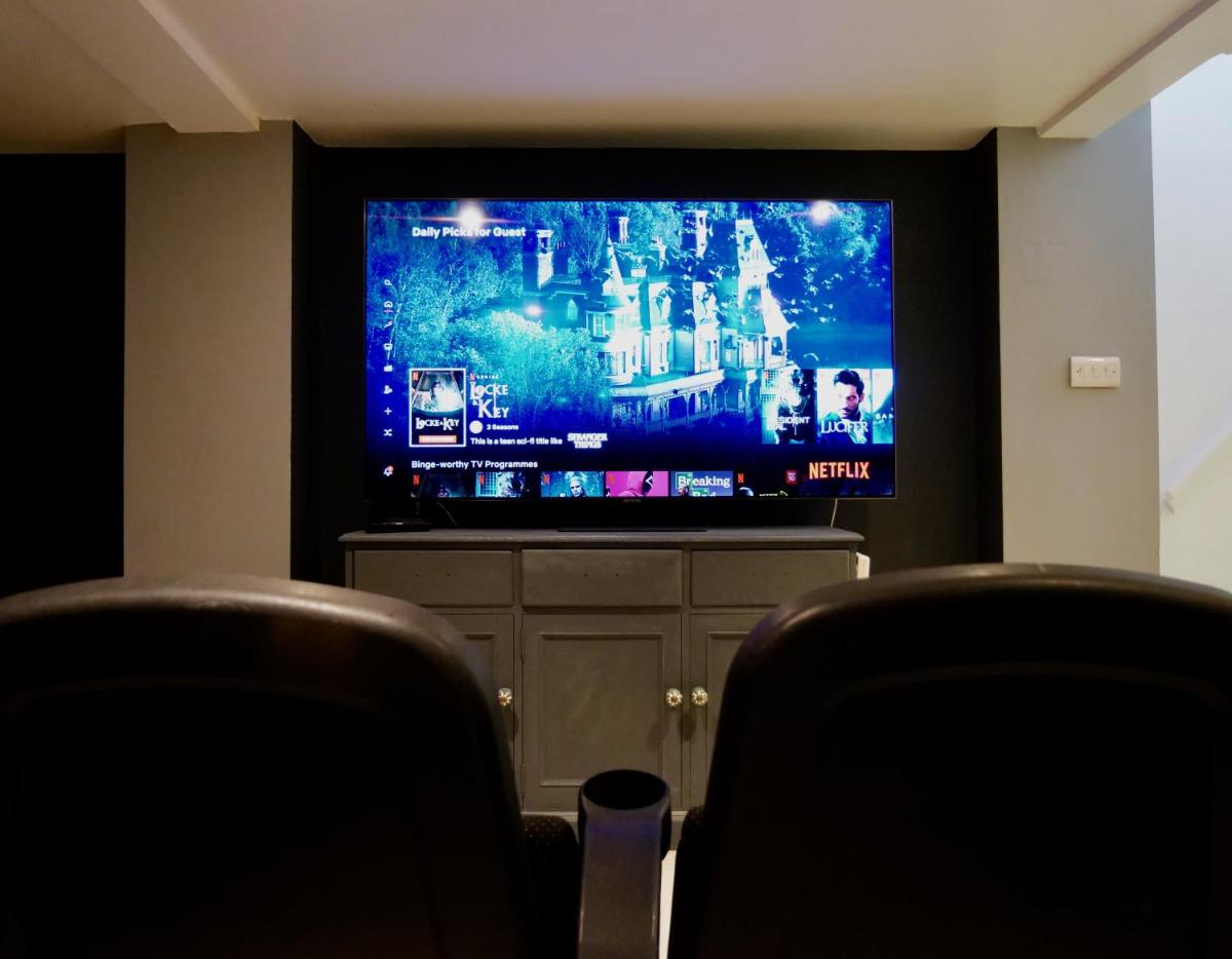 luxury 3 bathroom cinema and sauna - Housity