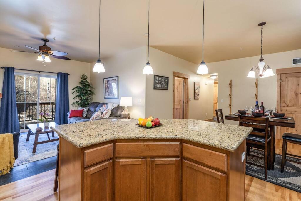 Beautifully Updated PC condo w Pool, Hot Tub, Gym! - Housity