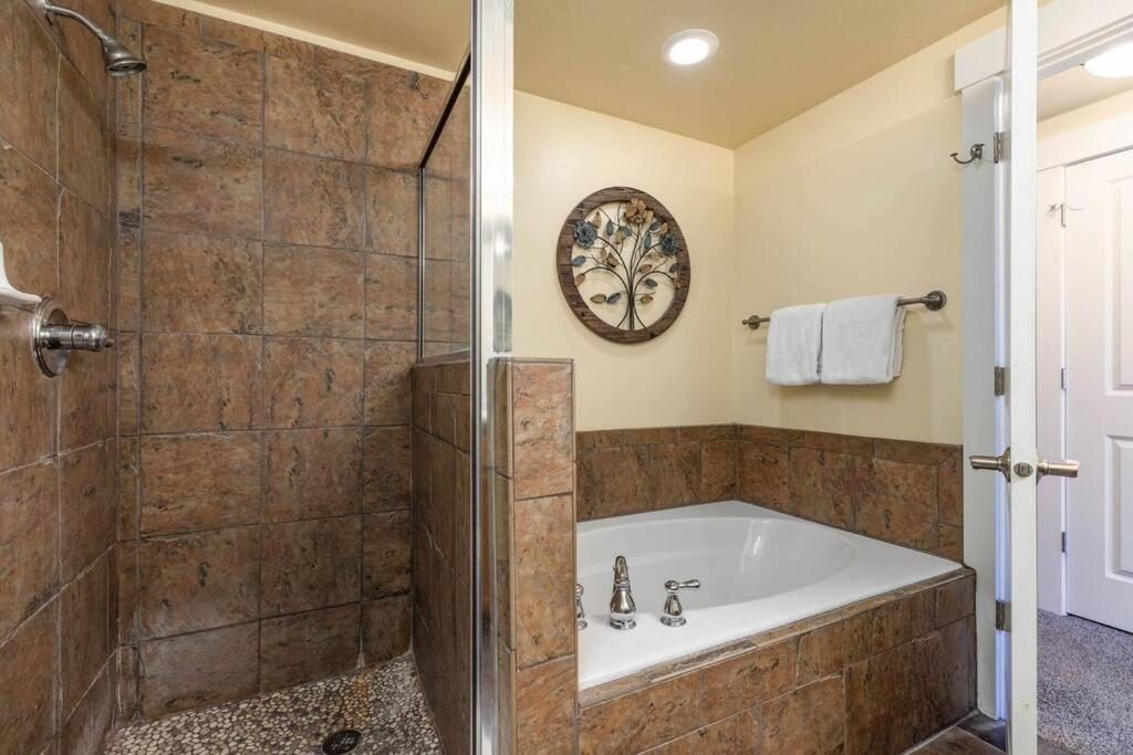Beautifully Updated PC condo w Pool, Hot Tub, Gym! - Housity