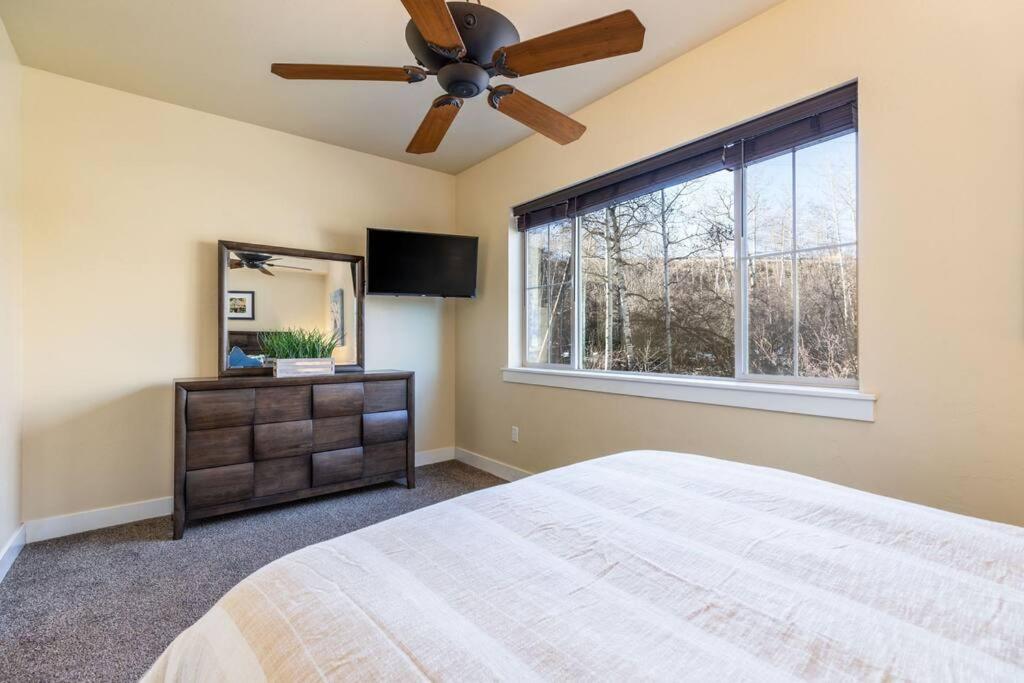Beautifully Updated PC condo w Pool, Hot Tub, Gym! - Housity
