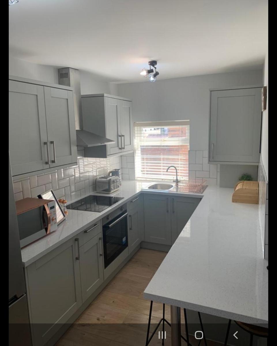 Beautiful Room in Apartment near Town Centre - Housity