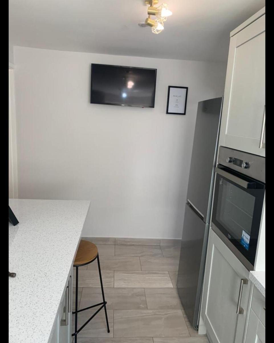 Beautiful Room in Apartment near Town Centre - Housity