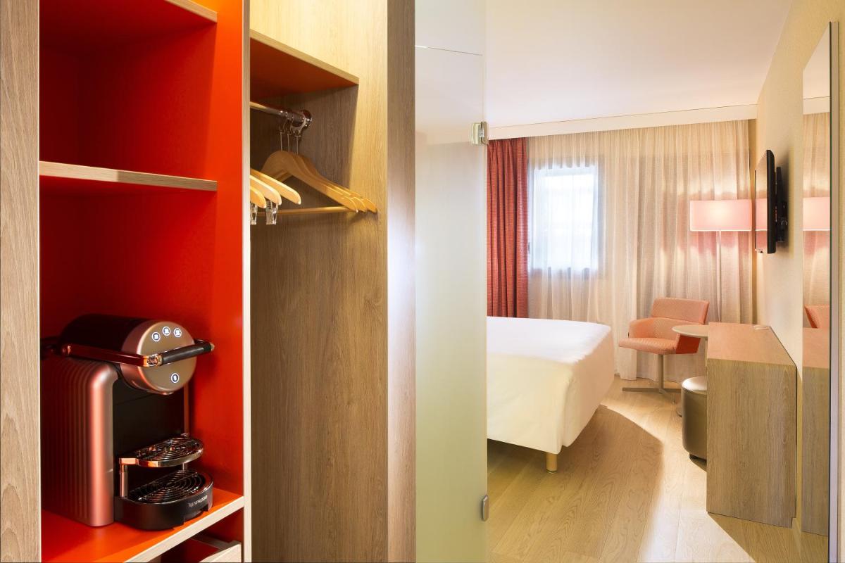 une chambre avec un lit et une chambre avec une autre chambre dans l'établissement Oceania Paris Roissy CDG, au Mesnil-Amelot