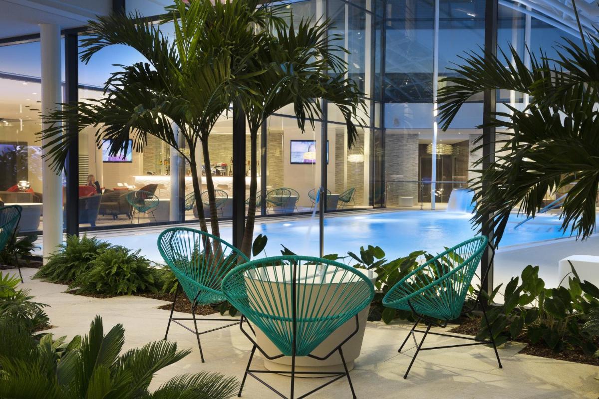 Piscine de l'établissement Oceania Paris Roissy CDG ou située à proximité