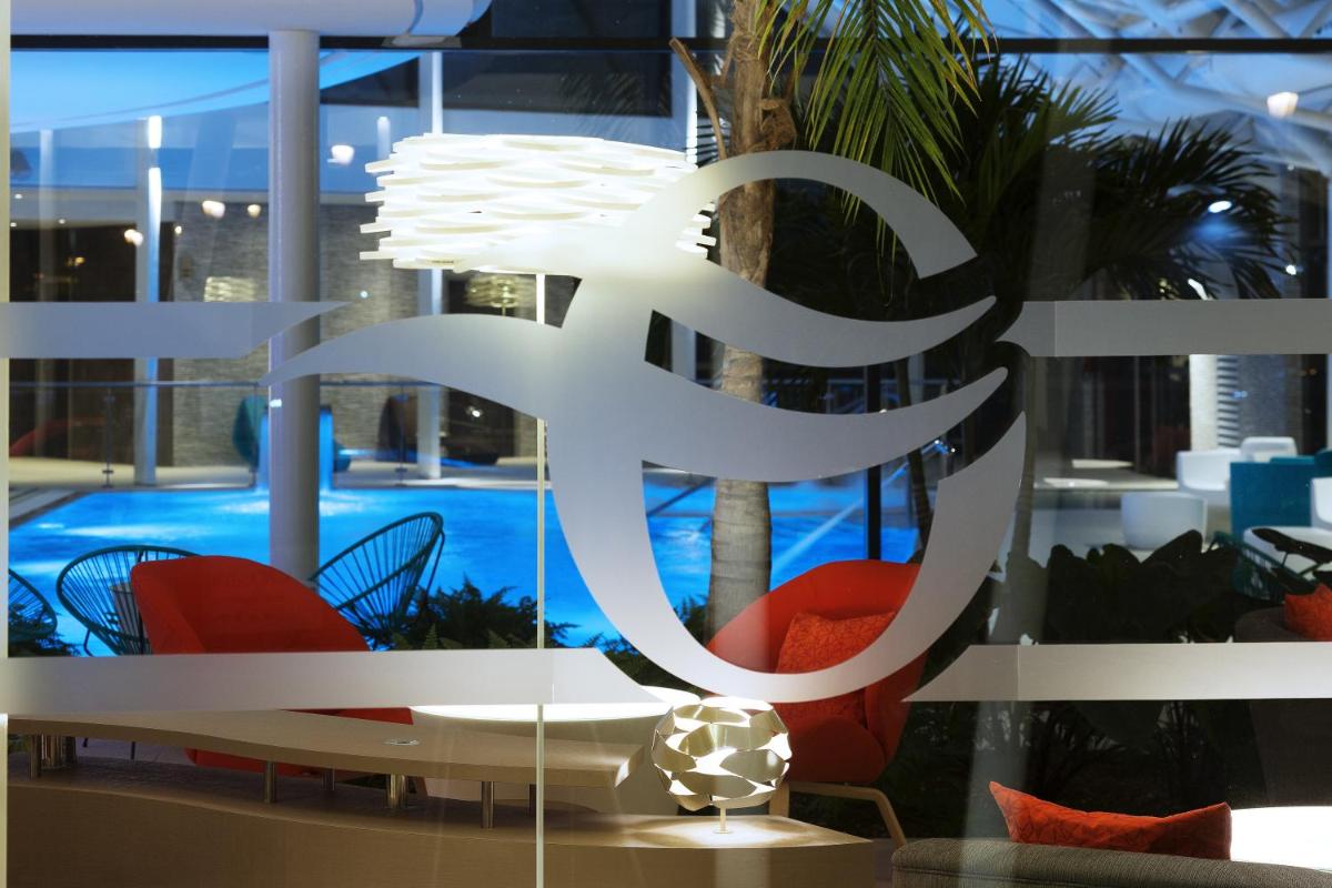Piscine de l'établissement Oceania Paris Roissy CDG ou située à proximité