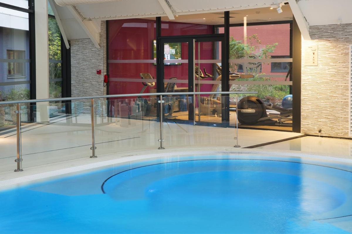 Piscine de l'établissement Oceania Paris Roissy CDG ou située à proximité