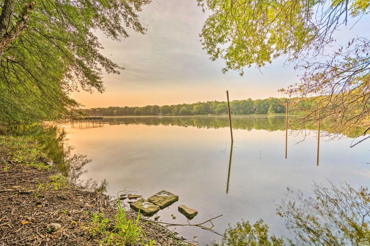 Lakefront Hideaway in Scranton Spacious Deck - Housity