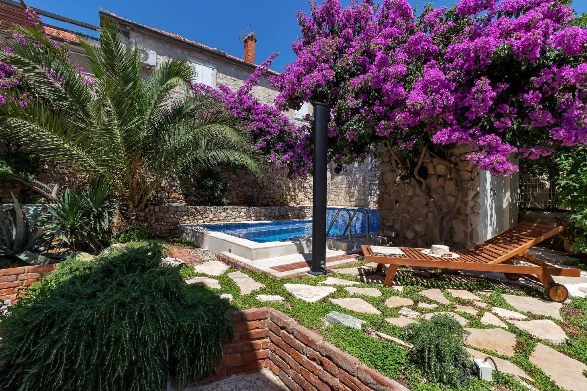 Seaside house with a swimming pool Sutivan, Brac - 16300 - Housity