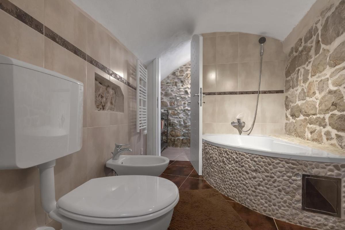Seaside house with a swimming pool Sutivan, Brac - 16300 - Housity