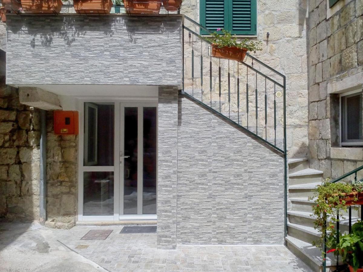 Apartments by the sea Stobrec, Split - 16352 - Housity
