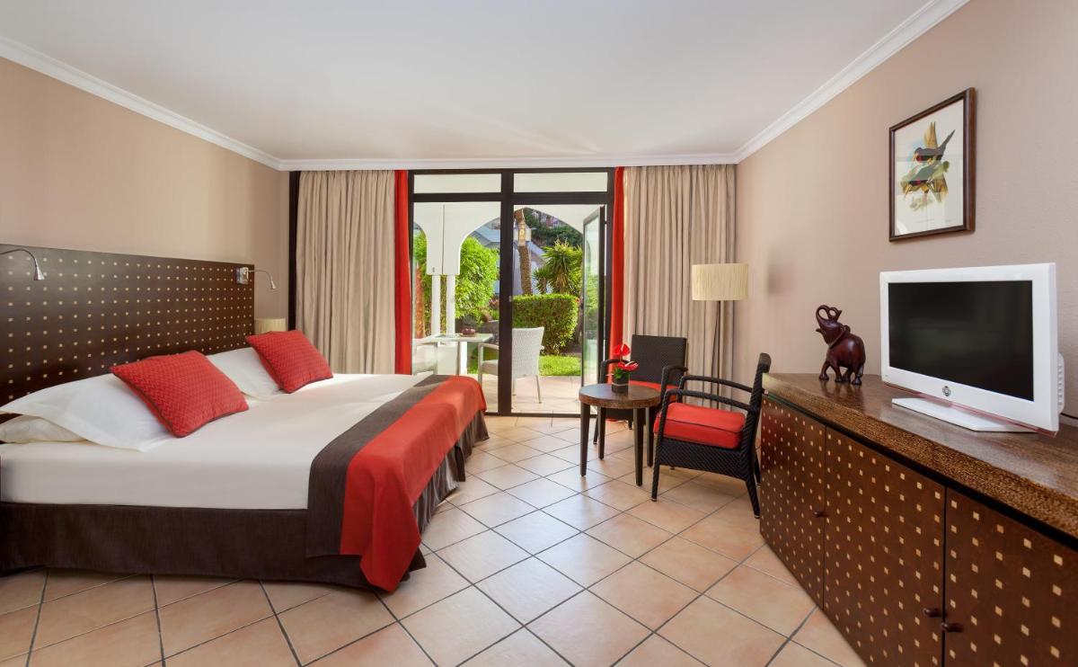una habitación de hotel con una cama y un televisor en Seaside Sandy Beach, en Playa del Inglés