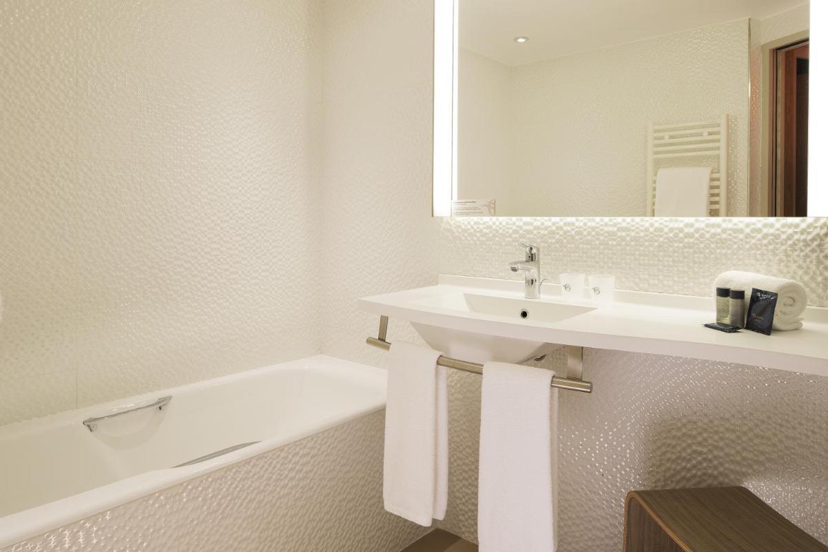 Salle de bains dans l'établissement Oceania Paris Roissy CDG