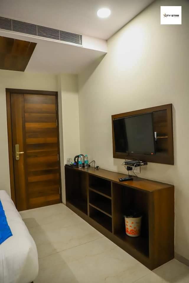 City Star Hotel By WB Inn - Housity