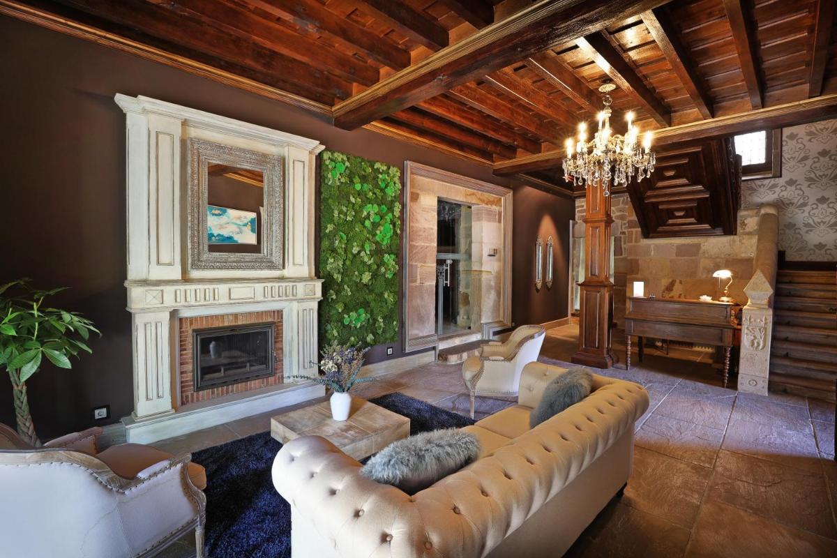 Una sala de estar con un sofá y una chimenea. en Casona De La Pinta, en Ríocorvo