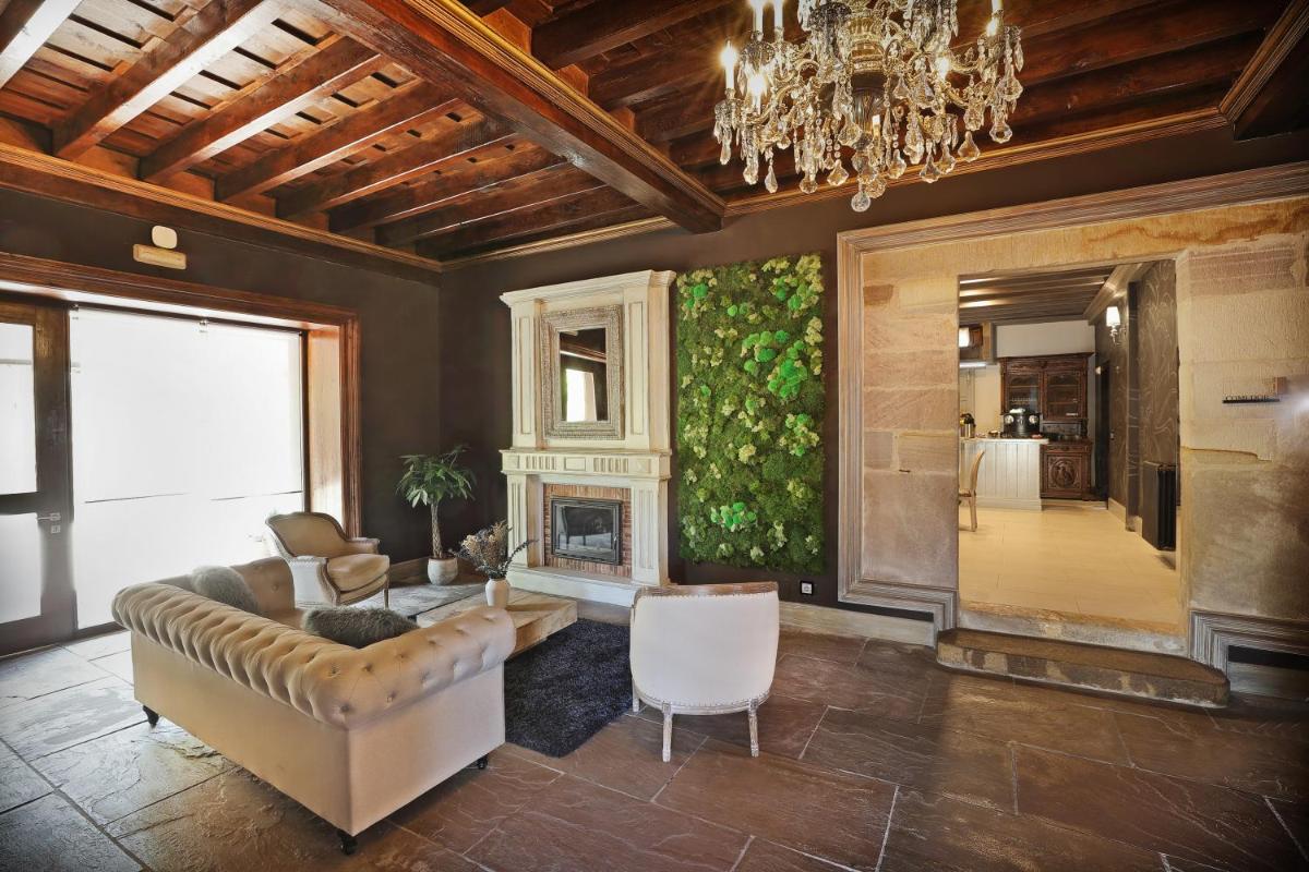 Una sala de estar con un sofá y una chimenea. en Casona De La Pinta, en Ríocorvo