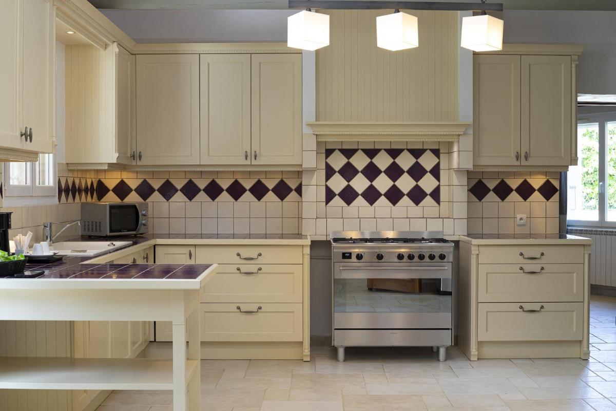 Cuisine ou kitchenette dans l'établissement Le Vallon de Valrugues Hotel Spa & Villas