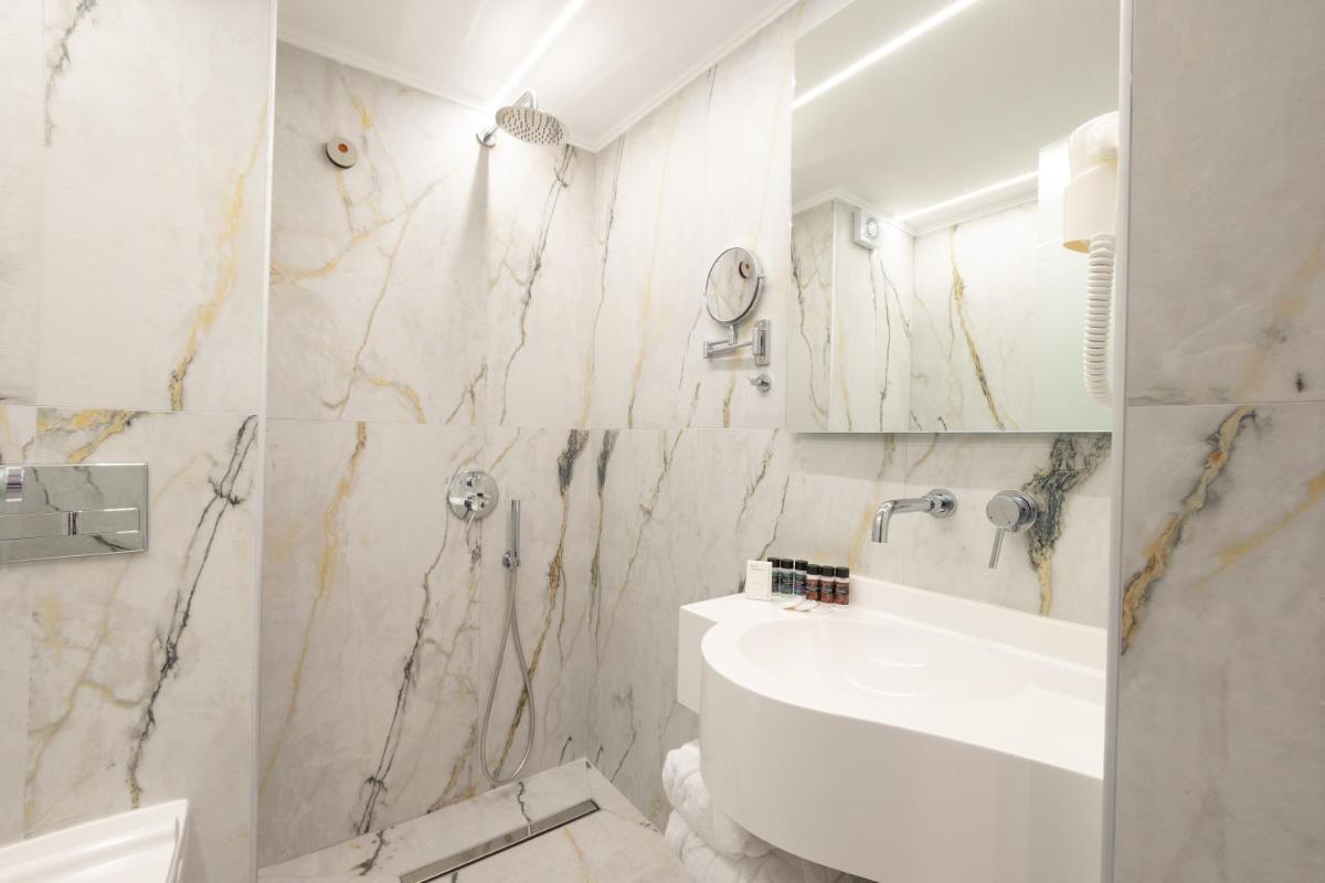 Modern Revival Luxury Hotel - Housity