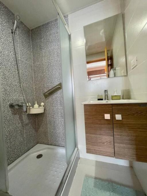 NewCentralTower-2BR-3AC-Wifi-Jcuzzi-Gym-Cinema - Housity