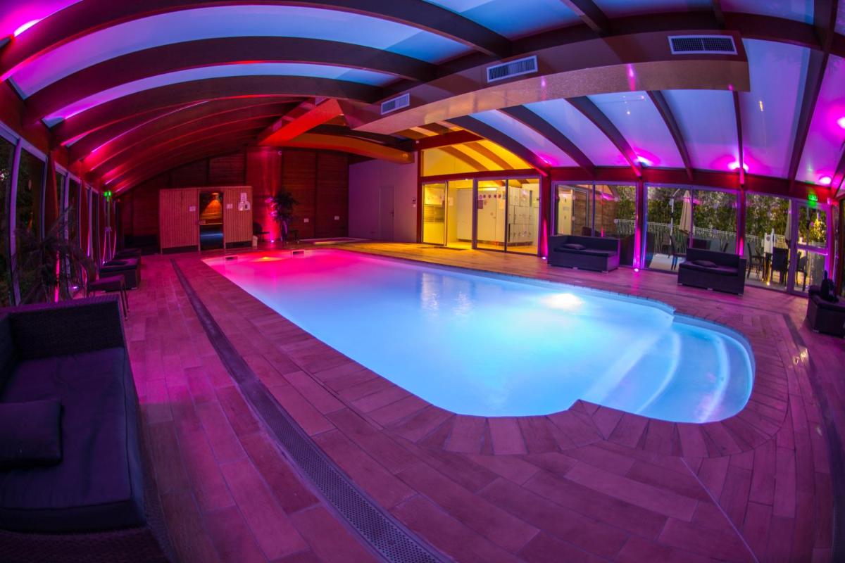 Piscine de l'établissement Hotel SPA Plage St Jean ou située à proximité