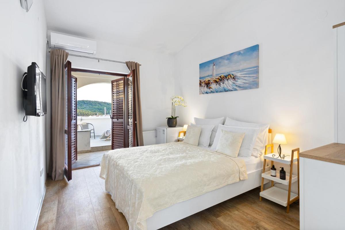 Black Pearl Tisno - Housity