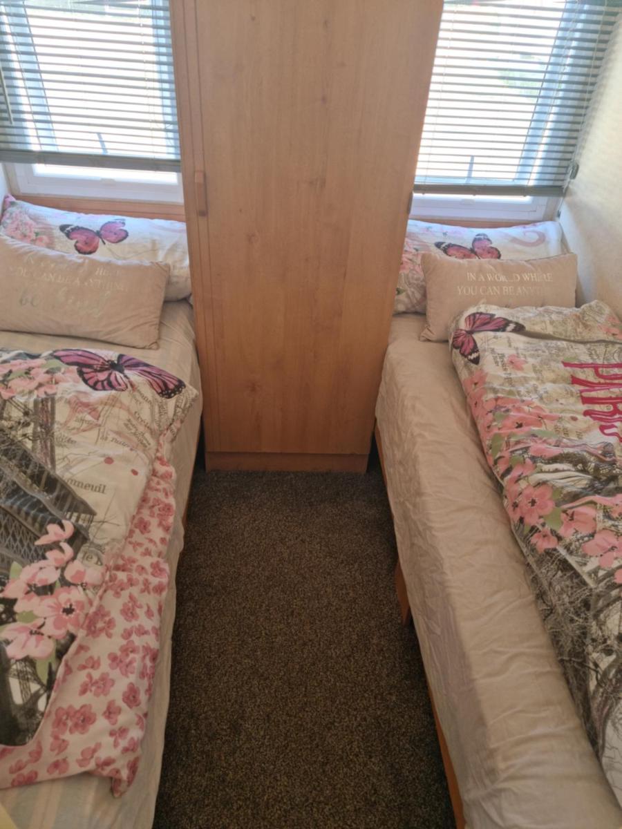 Rob and Lisa caravan - Housity