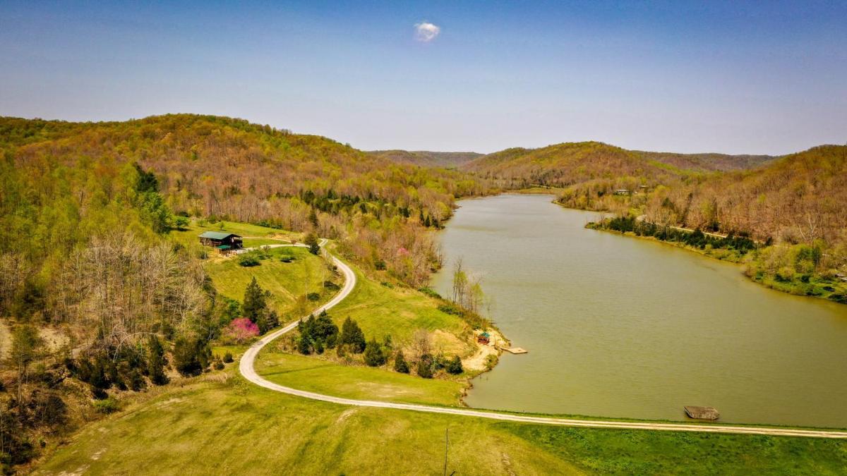 Newly Renovated - Pinecone Lodge with Private Lake - Housity