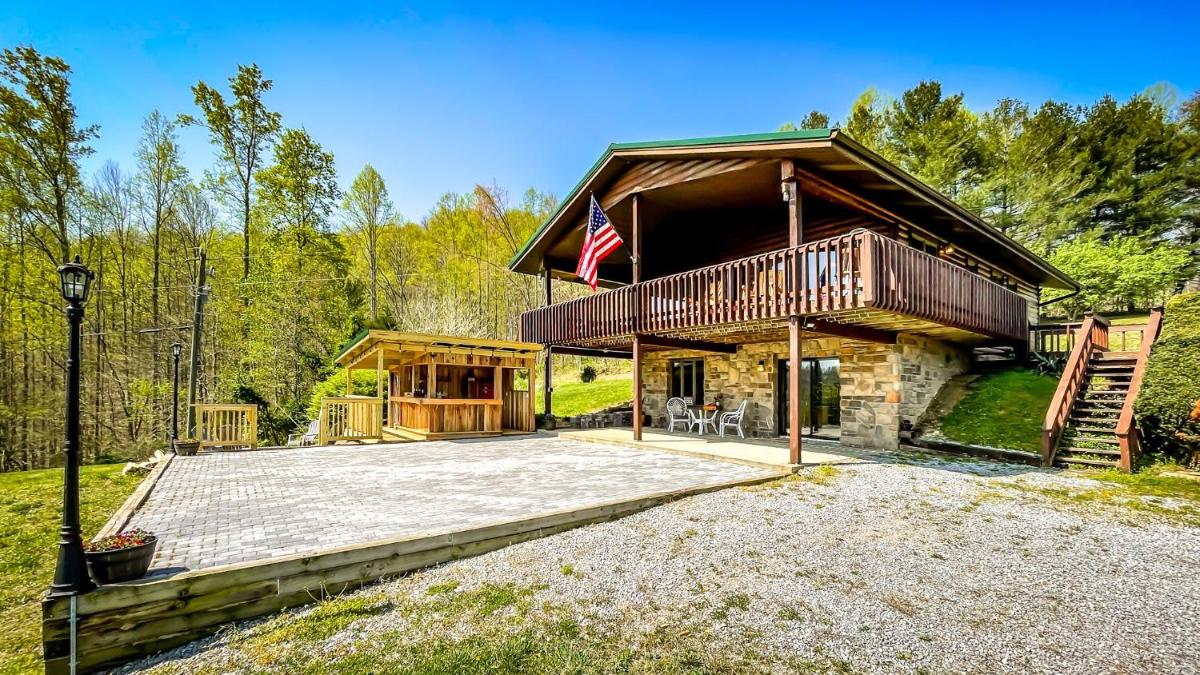 Newly Renovated - Pinecone Lodge with Private Lake - Housity