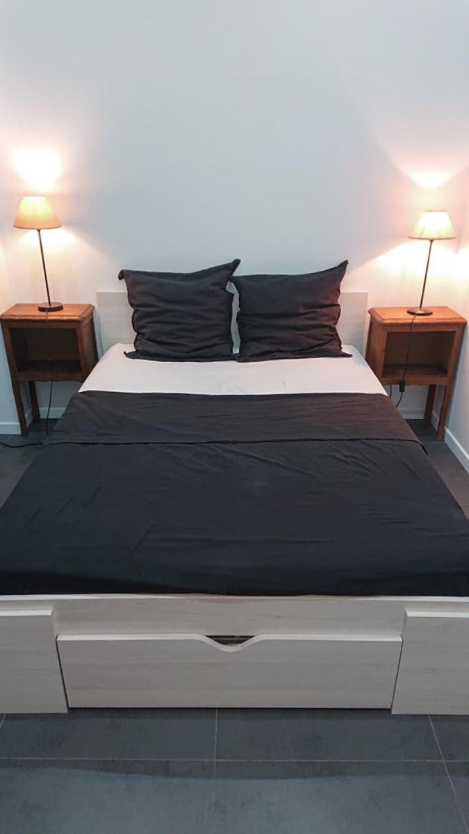 * Moulin Rouge Getaway * 1BR + Desk + Gym weights - Housity