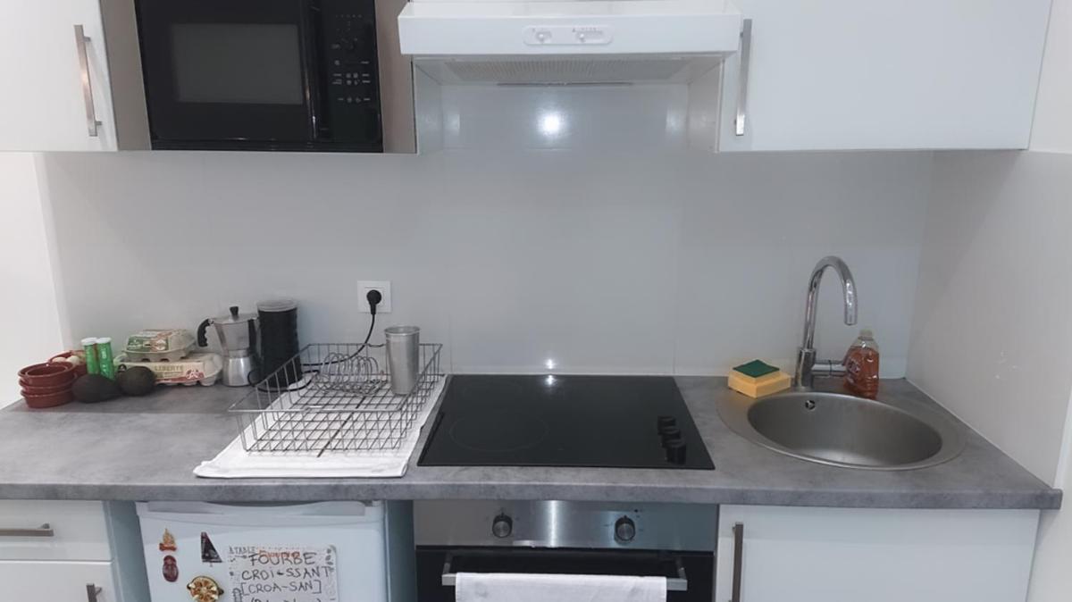 * Moulin Rouge Getaway * 1BR + Desk + Gym weights - Housity