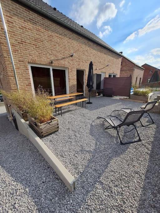 Meublés de vacances gîte 3 clés - Les Frès, 4 à 6 personnes avec une borne electrique recharge voiture publique accessible sur le parking - Housity