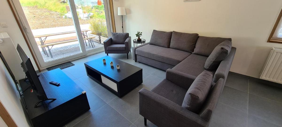 Meublés de vacances gîte 3 clés - Les Frès, 4 à 6 personnes avec une borne electrique recharge voiture publique accessible sur le parking - Housity