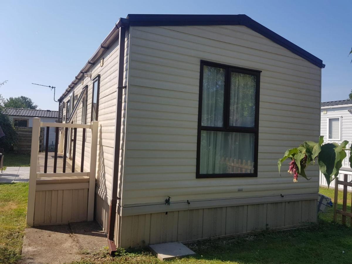 6 Berth Caravan on Lakeside Holiday Park - Housity