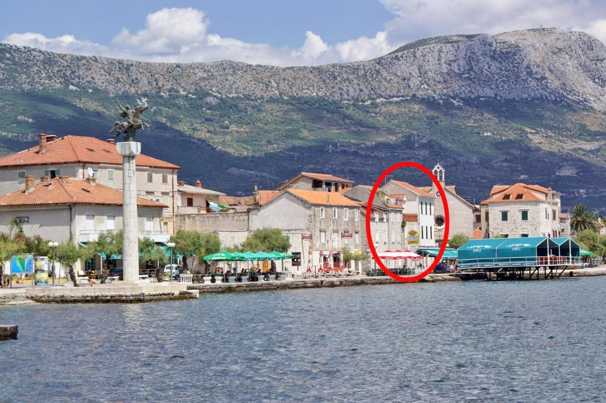 Seaside holiday house Kastel Stari, Kastela - 16617 - Housity